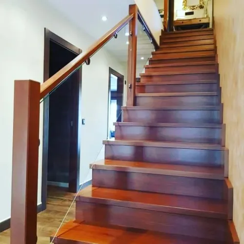 Escalera en Madera de Iroko