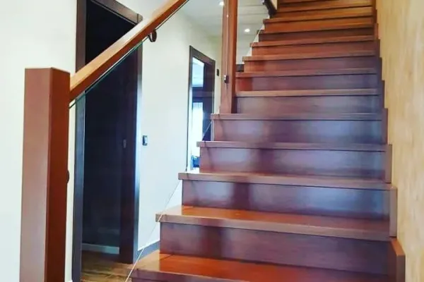 Escalera en madera de iroko con cristal