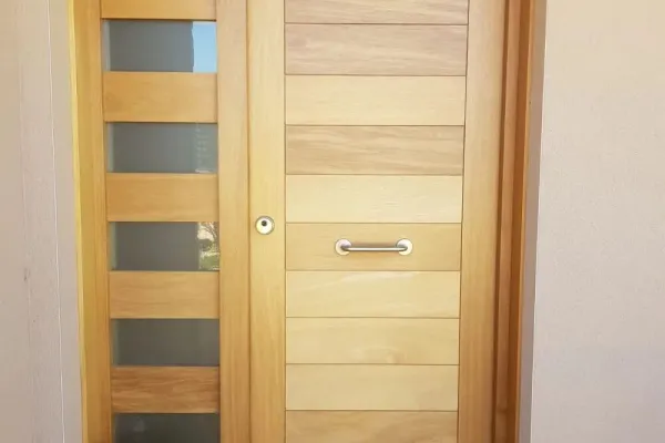 Puerta en madera de iroko