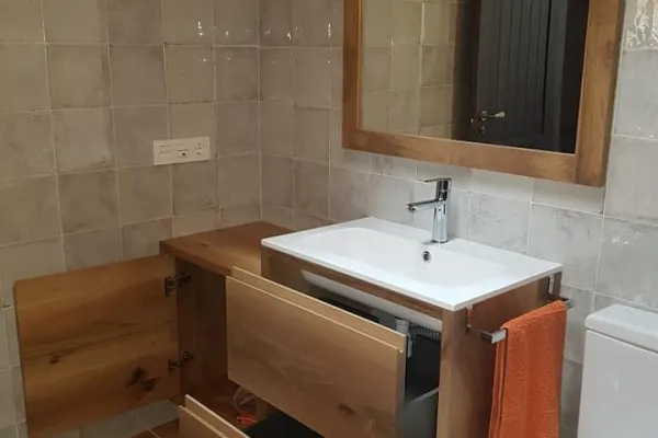 Mueble para baño en nogal macizo