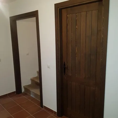 Puertas en Madera de Pino Teñida.