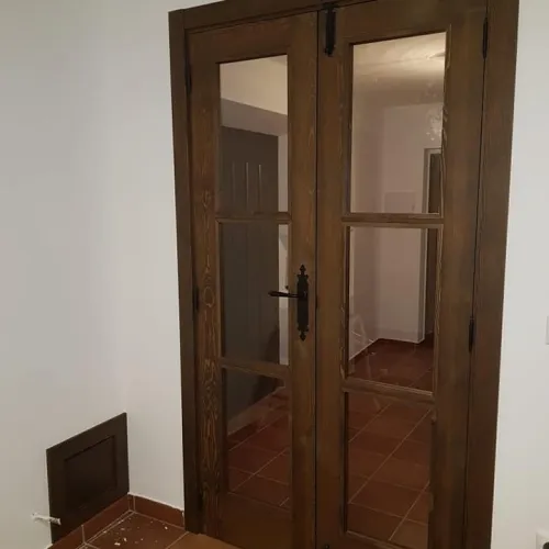 Puertas en Madera de Pino Teñida.