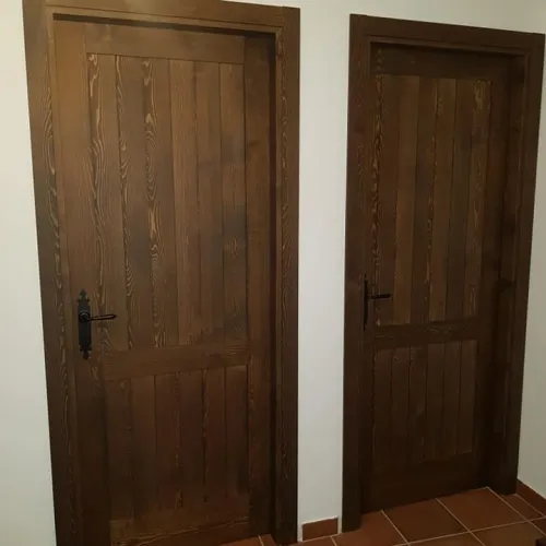 Puertas en Madera de Pino Teñida.