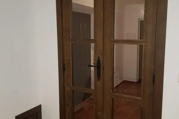 Puertas de interior en madera de pino teñida