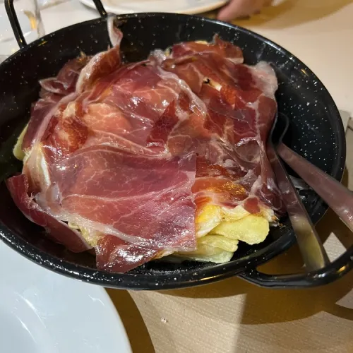 Huevos rotos con jamón