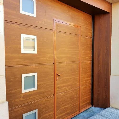 Imagen de puerta seccional imitación a madera