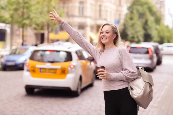 Chica pidiendo un taxi