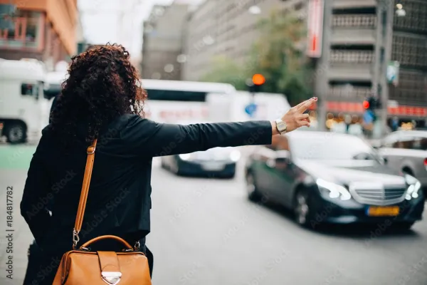 Señora pidiendo Taxi